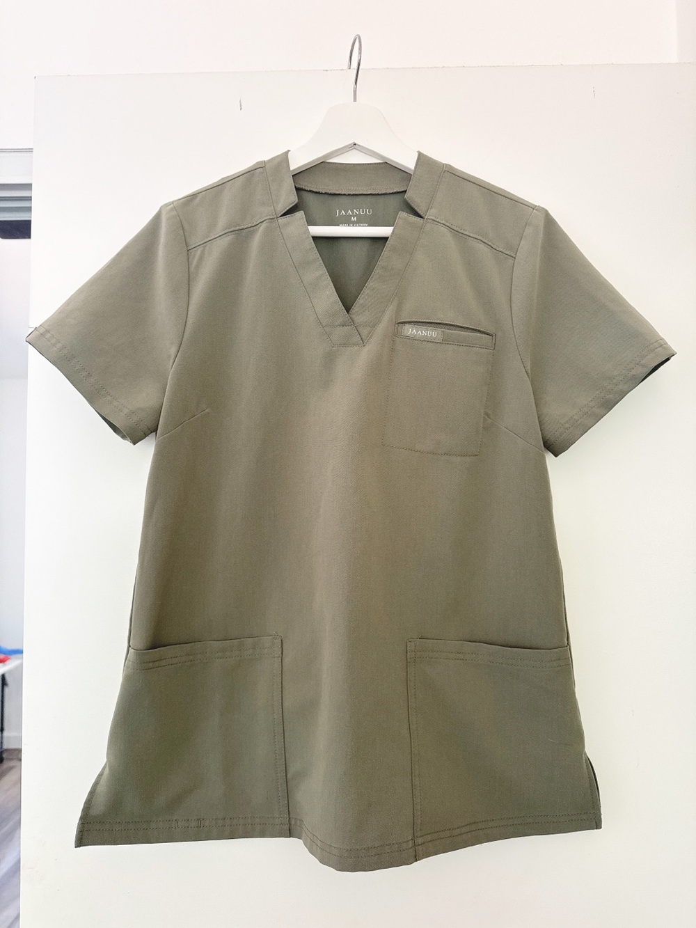 EUC JAANUU Olive Green 3 Pockets Scrub Top Size M